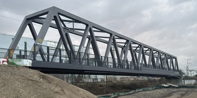 Neue Fachwerk-Eisenbahnbrücke am Eifelwall in Köln, Baustelle im Vordergrund