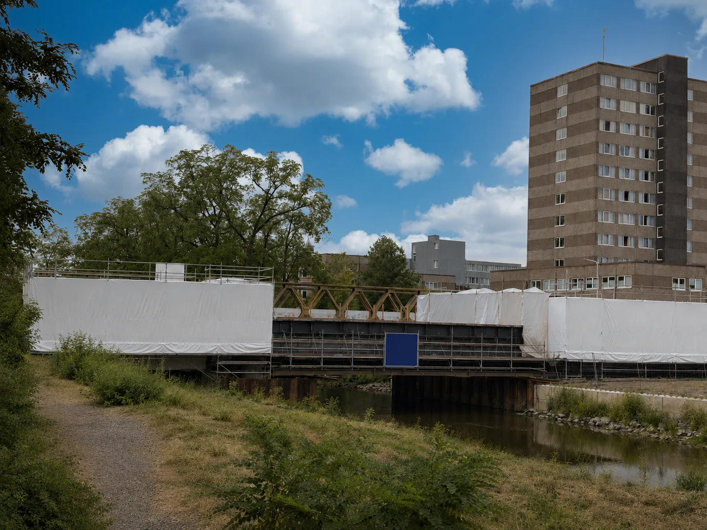 Landgrafenbrücke in Bad Neuenahr-Ahrweiler während des Neubaus, seitliche Ansicht